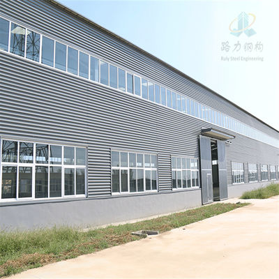 Nhà kho kết cấu thép tiền chế với dầm tiết diện H và tấm panel sandwich
