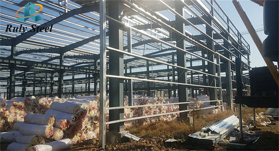 4000 mét vuông Xây dựng cấu trúc thép kho với EPS / Rock Wool / PU / Fiber Glass Sandwich Panel Insulated Cladding