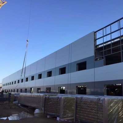 Nhà kho thép khẩu độ lớn với tấm panel sandwich bông thủy tinh