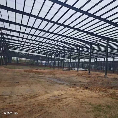 Các tòa nhà thép được chế tạo sẵn với chiều dài lớn với hỗ trợ cần cẩu
